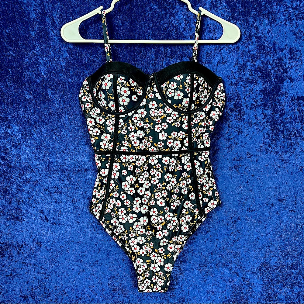 Retro one-piece bathing suit, underwire push-up bra, flower print, black piping.